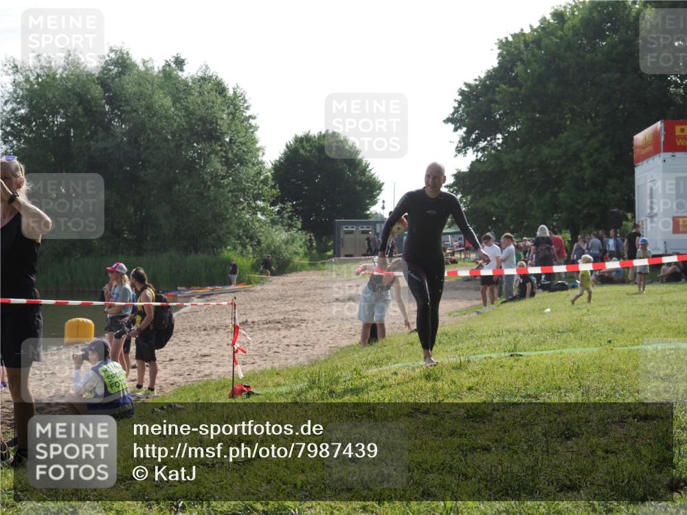 15.06.2025 - 27. Vierlanden-Triathlon KatJ http://msf.ph/oto/7987439 15.06.2025 09:03:15 Schwimmen 219, 248 meine-sportfotos.de