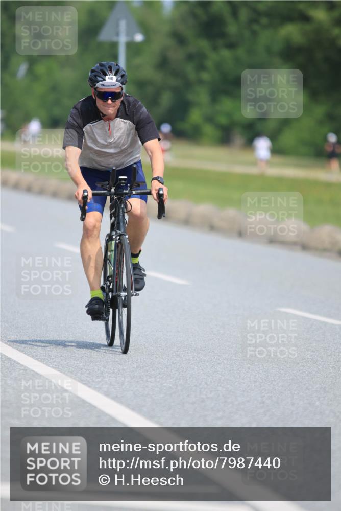 21.06.2025 - 27. Vierlanden-Triathlon H.Heesch http://msf.ph/oto/7987440 15.06.2025 11:37:34 Radfahren 90, 686, 727 meine-sportfotos.de