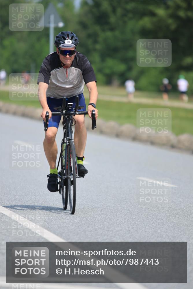 21.06.2025 - 27. Vierlanden-Triathlon H.Heesch http://msf.ph/oto/7987443 15.06.2025 11:37:34 Radfahren 90, 686, 727 meine-sportfotos.de