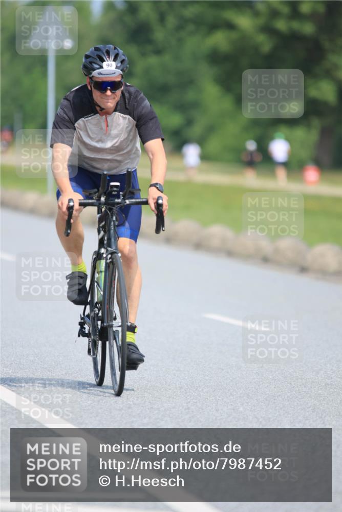 21.06.2025 - 27. Vierlanden-Triathlon H.Heesch http://msf.ph/oto/7987452 15.06.2025 11:37:34 Radfahren 90, 686, 727 meine-sportfotos.de