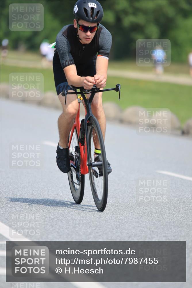 21.06.2025 - 27. Vierlanden-Triathlon H.Heesch http://msf.ph/oto/7987455 15.06.2025 11:37:38 Radfahren 90, 683, 727 meine-sportfotos.de
