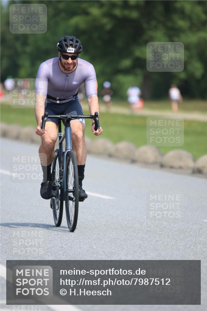 21.06.2025 - 27. Vierlanden-Triathlon H.Heesch http://msf.ph/oto/7987512 15.06.2025 11:37:49 Radfahren 691, 759, 854, 900 meine-sportfotos.de