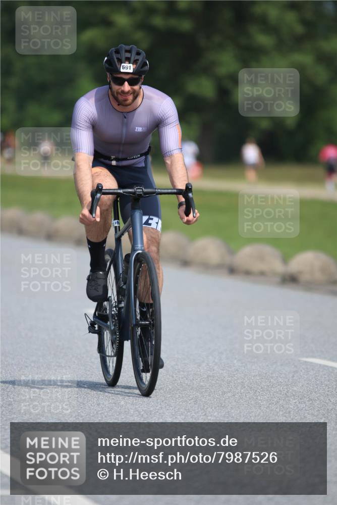 21.06.2025 - 27. Vierlanden-Triathlon H.Heesch http://msf.ph/oto/7987526 15.06.2025 11:37:49 Radfahren 691, 759, 854, 900 meine-sportfotos.de