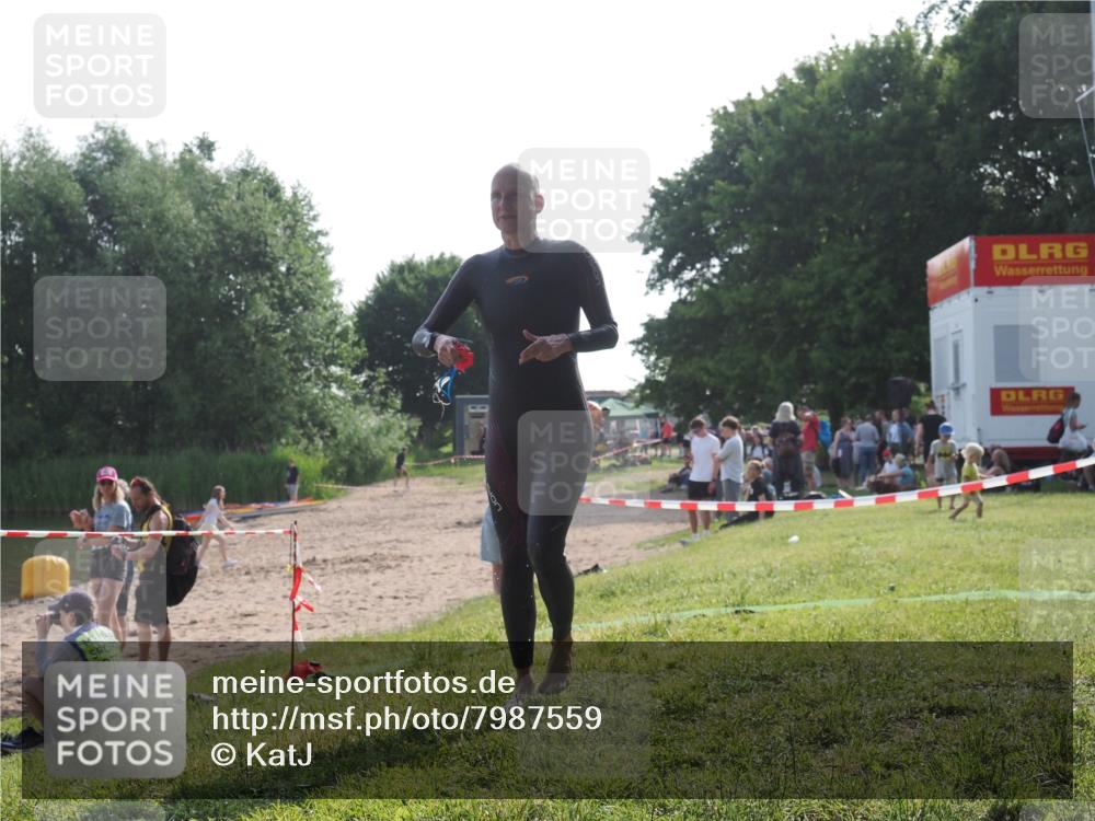 15.06.2025 - 27. Vierlanden-Triathlon KatJ http://msf.ph/oto/7987559 15.06.2025 09:03:16 Schwimmen 219, 248 meine-sportfotos.de