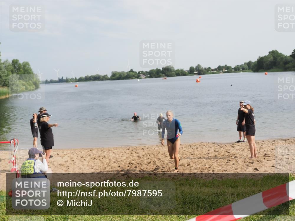 21.06.2025 - 27. Vierlanden-Triathlon MichiJ http://msf.ph/oto/7987595 15.06.2026 09:13:48 Schwimmen 203, 228 meine-sportfotos.de