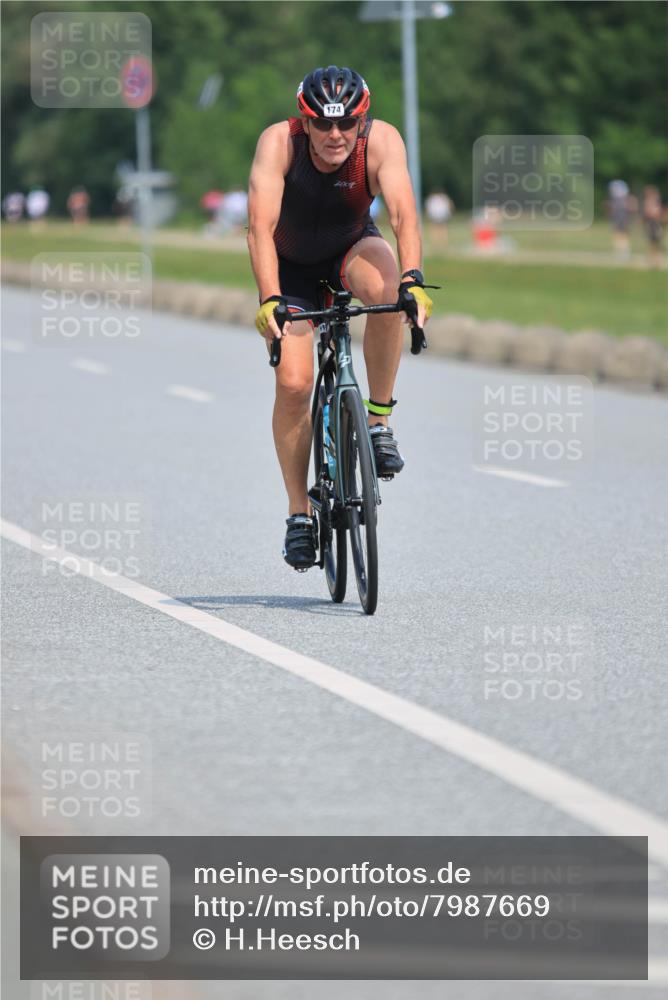 21.06.2025 - 27. Vierlanden-Triathlon H.Heesch http://msf.ph/oto/7987669 15.06.2025 11:38:31 Radfahren 174, 677, 716, 718, 837 meine-sportfotos.de