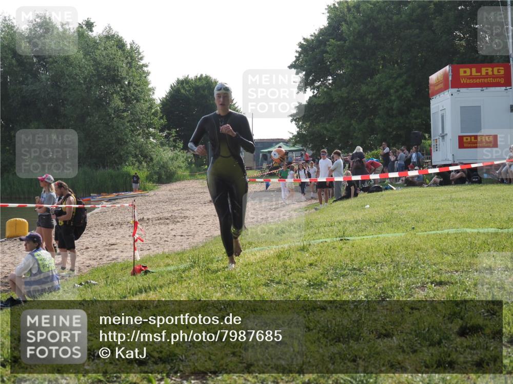 15.06.2025 - 27. Vierlanden-Triathlon KatJ http://msf.ph/oto/7987685 15.06.2025 09:03:24 Schwimmen 220 meine-sportfotos.de