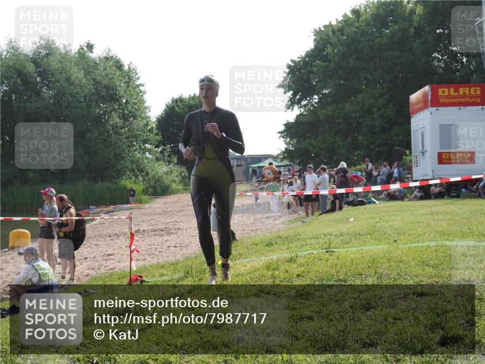15.06.2025 - 27. Vierlanden-Triathlon KatJ http://msf.ph/oto/7987717 15.06.2025 09:03:25 Schwimmen 220 meine-sportfotos.de