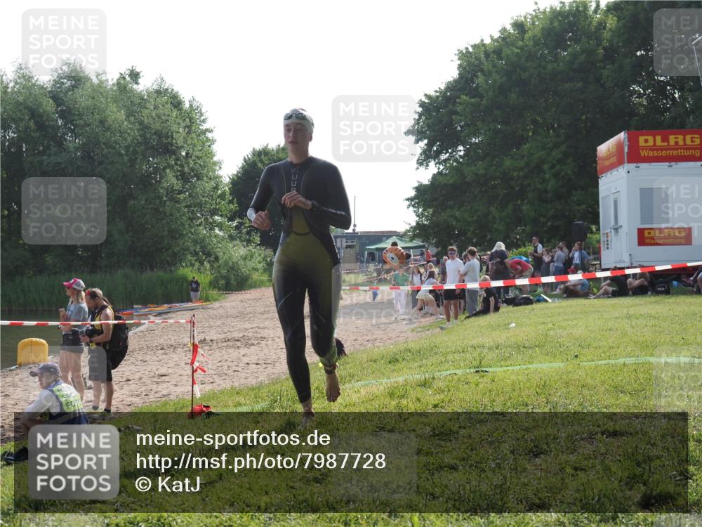 15.06.2025 - 27. Vierlanden-Triathlon KatJ http://msf.ph/oto/7987728 15.06.2025 09:03:25 Schwimmen 220 meine-sportfotos.de