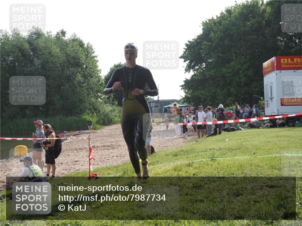 15.06.2025 - 27. Vierlanden-Triathlon KatJ http://msf.ph/oto/7987734 15.06.2025 09:03:25 Schwimmen 220 meine-sportfotos.de