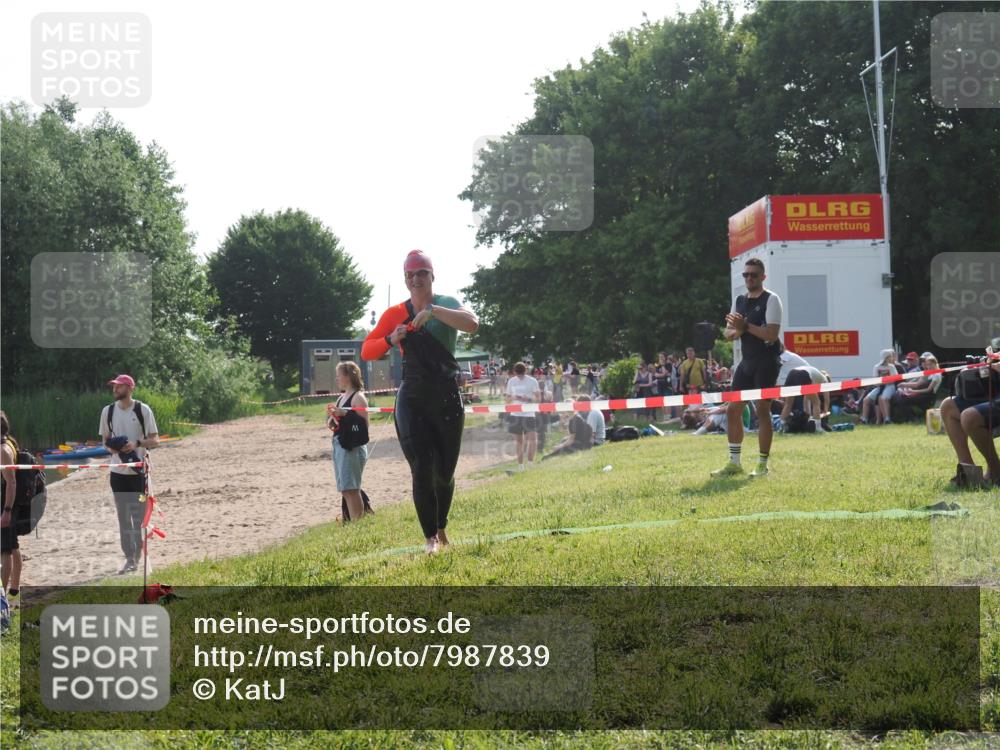 15.06.2025 - 27. Vierlanden-Triathlon KatJ http://msf.ph/oto/7987839 15.06.2025 09:04:44 Schwimmen 247 meine-sportfotos.de