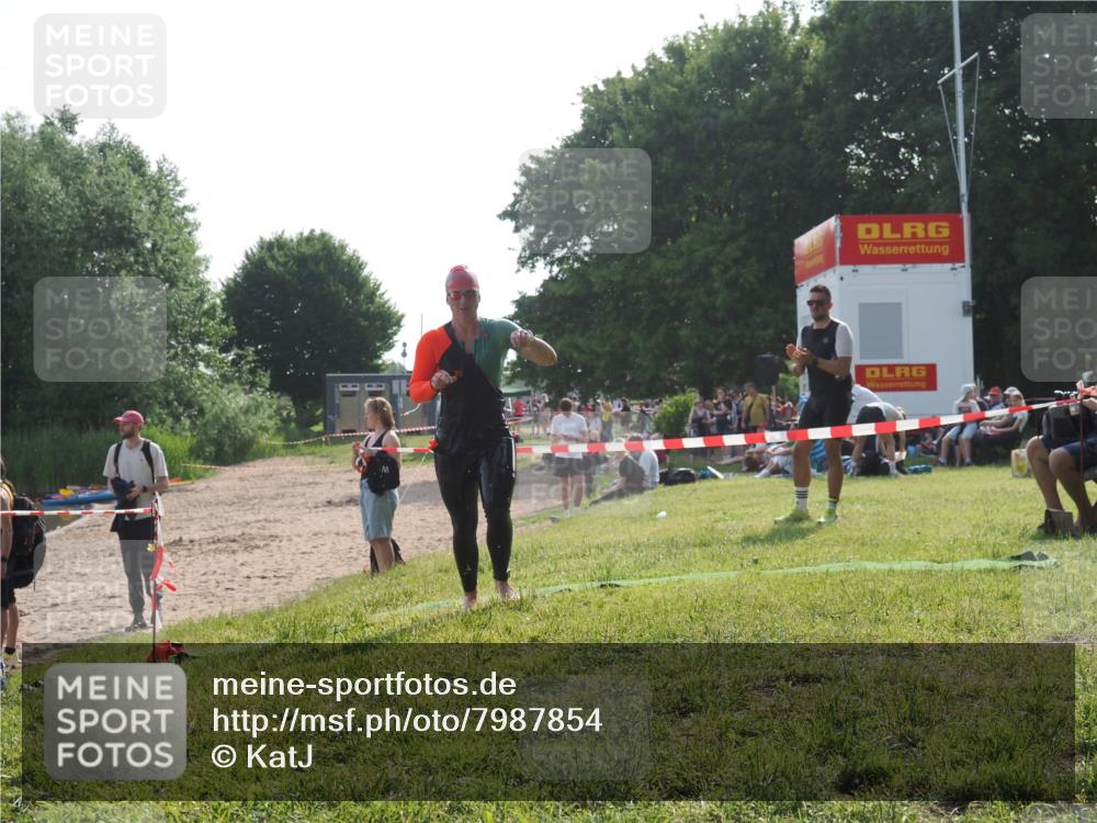 15.06.2025 - 27. Vierlanden-Triathlon KatJ http://msf.ph/oto/7987854 15.06.2025 09:04:45 Schwimmen 247 meine-sportfotos.de