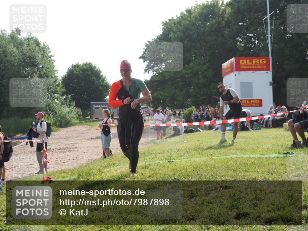 15.06.2025 - 27. Vierlanden-Triathlon KatJ http://msf.ph/oto/7987898 15.06.2025 09:04:46 Schwimmen 247 meine-sportfotos.de