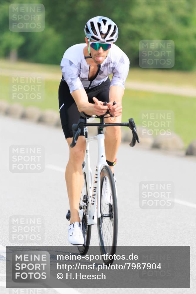 15.06.2025 - 27. Vierlanden-Triathlon H.Heesch http://msf.ph/oto/7987904 15.06.2025 09:18:53 Radfahren 59, 64, 138 meine-sportfotos.de