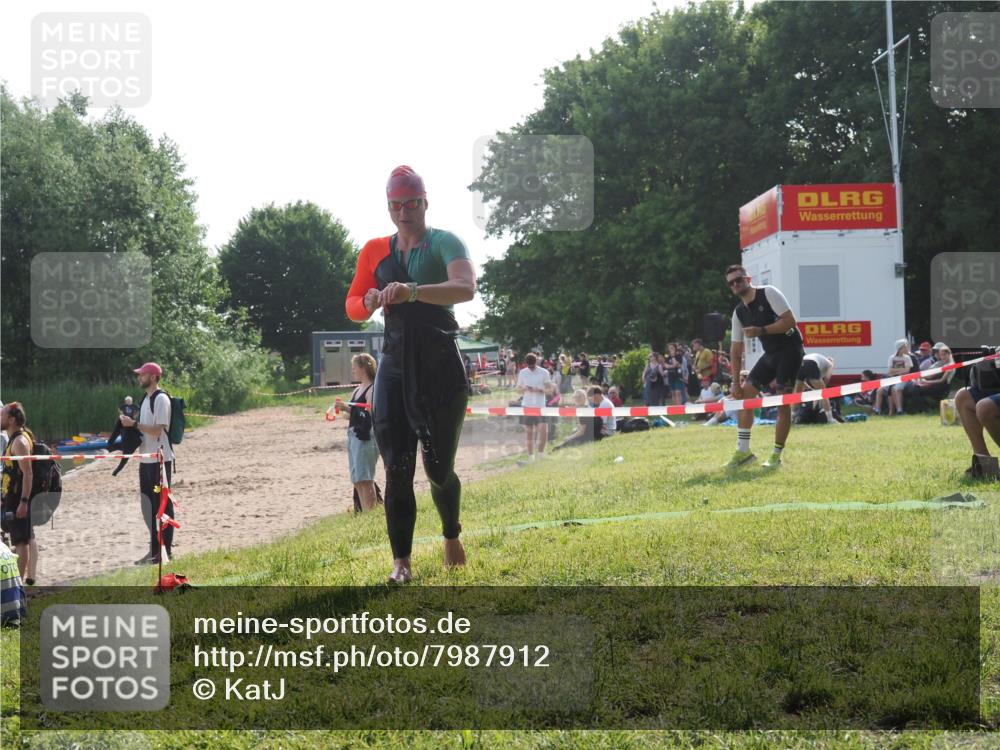 15.06.2025 - 27. Vierlanden-Triathlon KatJ http://msf.ph/oto/7987912 15.06.2025 09:04:46 Schwimmen 247 meine-sportfotos.de
