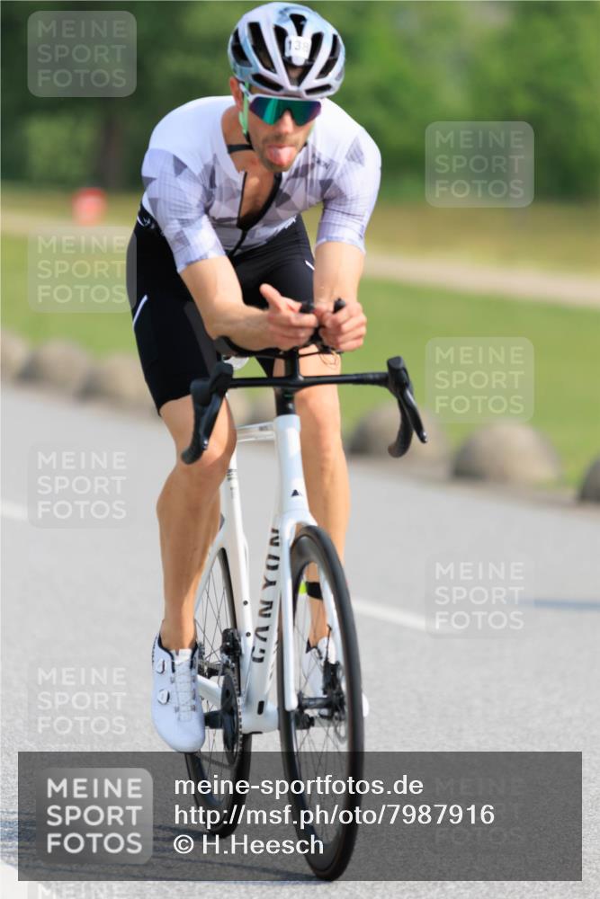 15.06.2025 - 27. Vierlanden-Triathlon H.Heesch http://msf.ph/oto/7987916 15.06.2025 09:18:54 Radfahren 59, 64, 138 meine-sportfotos.de