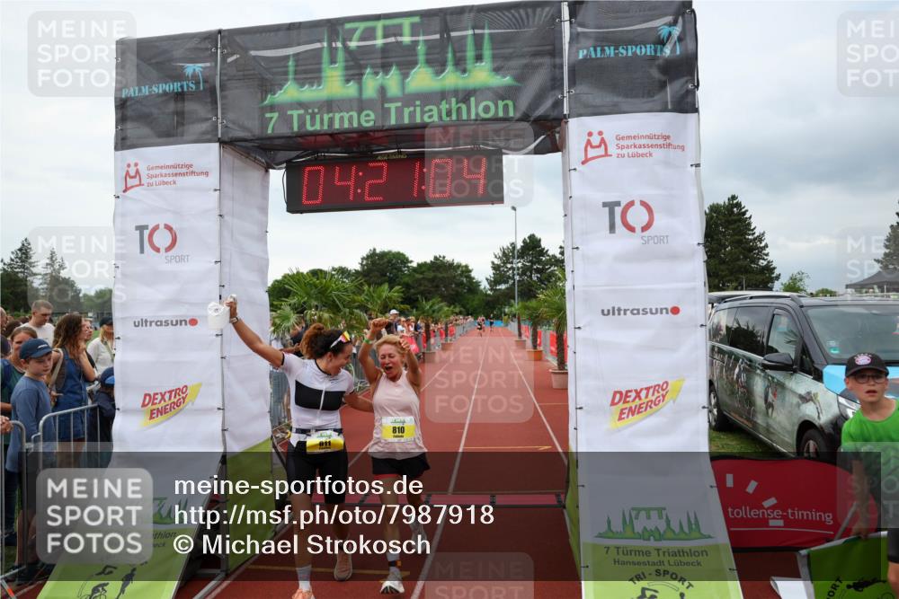 15.06.2025 - 7 Türme Triathlon Michael Strokosch http://msf.ph/oto/7987918 15.06.2025 14:21:03 Ziel 810, 811 meine-sportfotos.de
