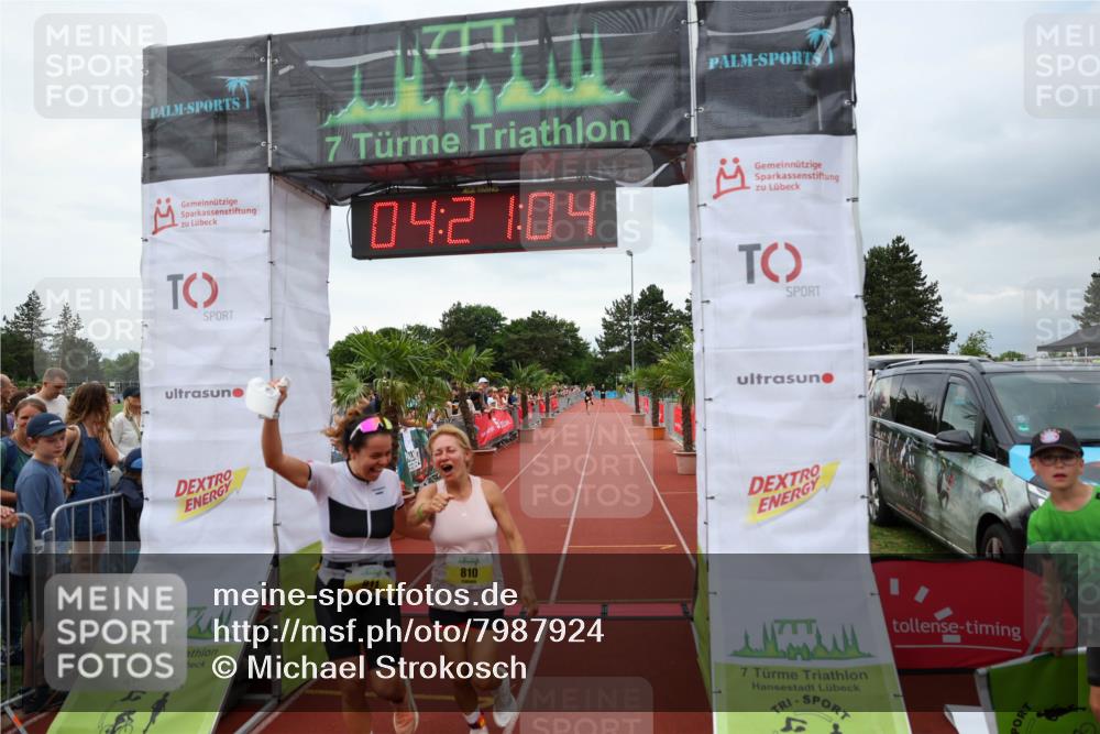 15.06.2025 - 7 Türme Triathlon Michael Strokosch http://msf.ph/oto/7987924 15.06.2025 14:21:03 Ziel 810, 811 meine-sportfotos.de