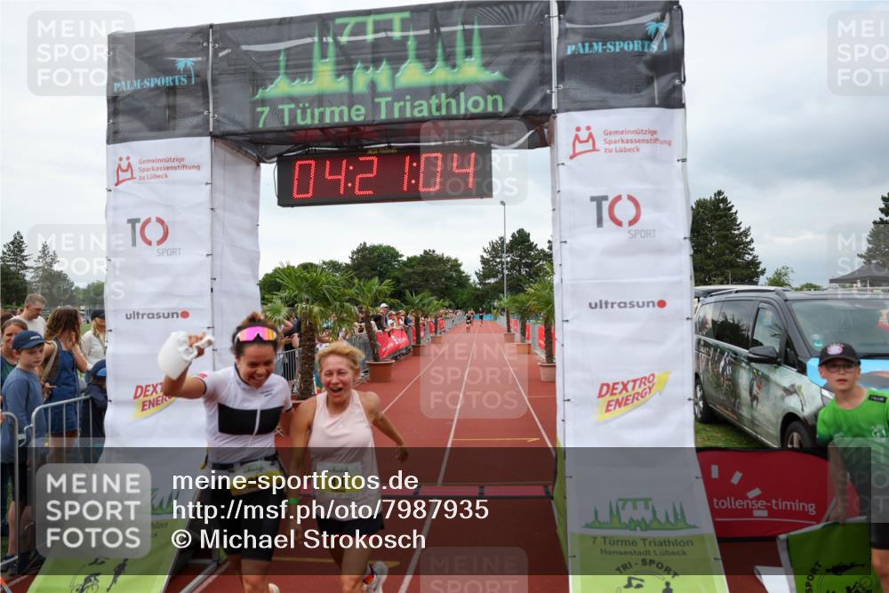 15.06.2025 - 7 Türme Triathlon Michael Strokosch http://msf.ph/oto/7987935 15.06.2025 14:21:04 Ziel 810, 811 meine-sportfotos.de
