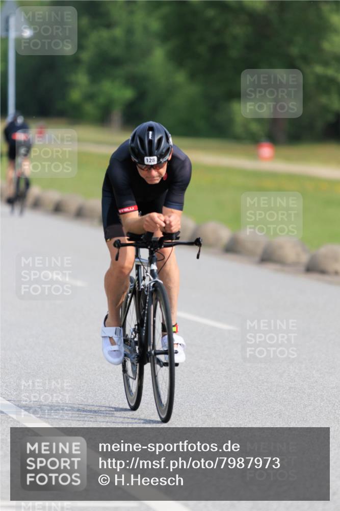 15.06.2025 - 27. Vierlanden-Triathlon H.Heesch http://msf.ph/oto/7987973 15.06.2025 09:19:32 Radfahren 99, 120, 122, 128, 199 meine-sportfotos.de