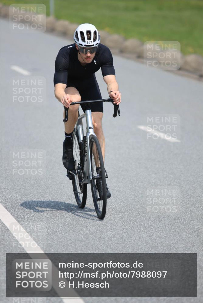 21.06.2025 - 27. Vierlanden-Triathlon H.Heesch http://msf.ph/oto/7988097 15.06.2025 11:40:30 Radfahren 206, 647, 678, 694, 707, 710, 740, 760 meine-sportfotos.de