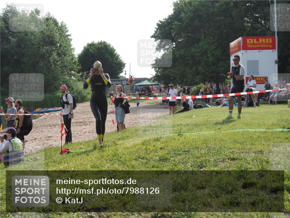 15.06.2025 - 27. Vierlanden-Triathlon KatJ http://msf.ph/oto/7988126 15.06.2025 09:05:08 Schwimmen 205, 238 meine-sportfotos.de