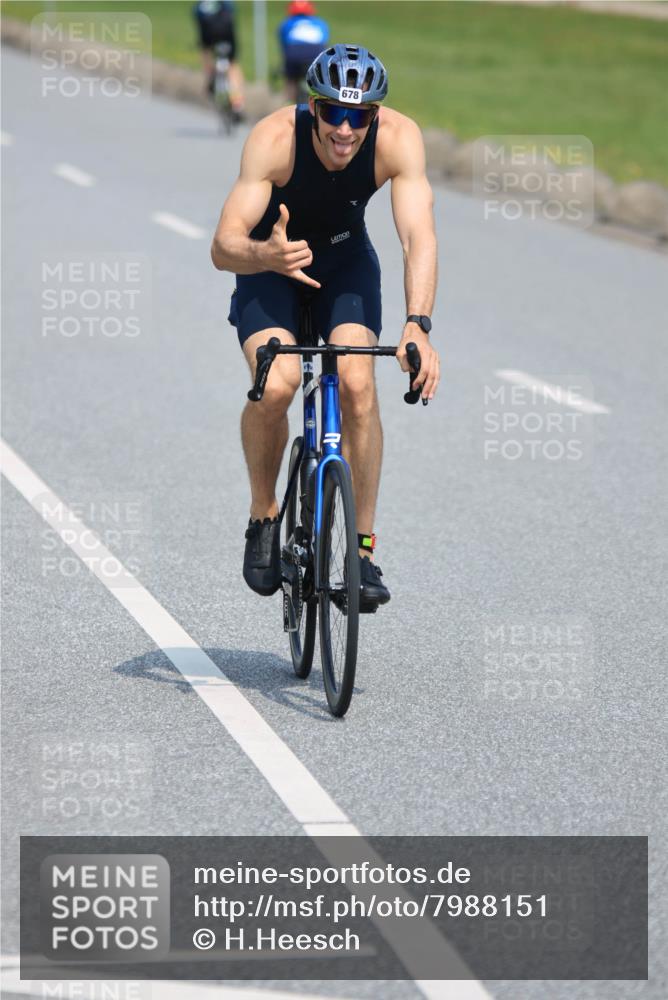 21.06.2025 - 27. Vierlanden-Triathlon H.Heesch http://msf.ph/oto/7988151 15.06.2025 11:40:35 Radfahren 206, 678, 760, 910 meine-sportfotos.de