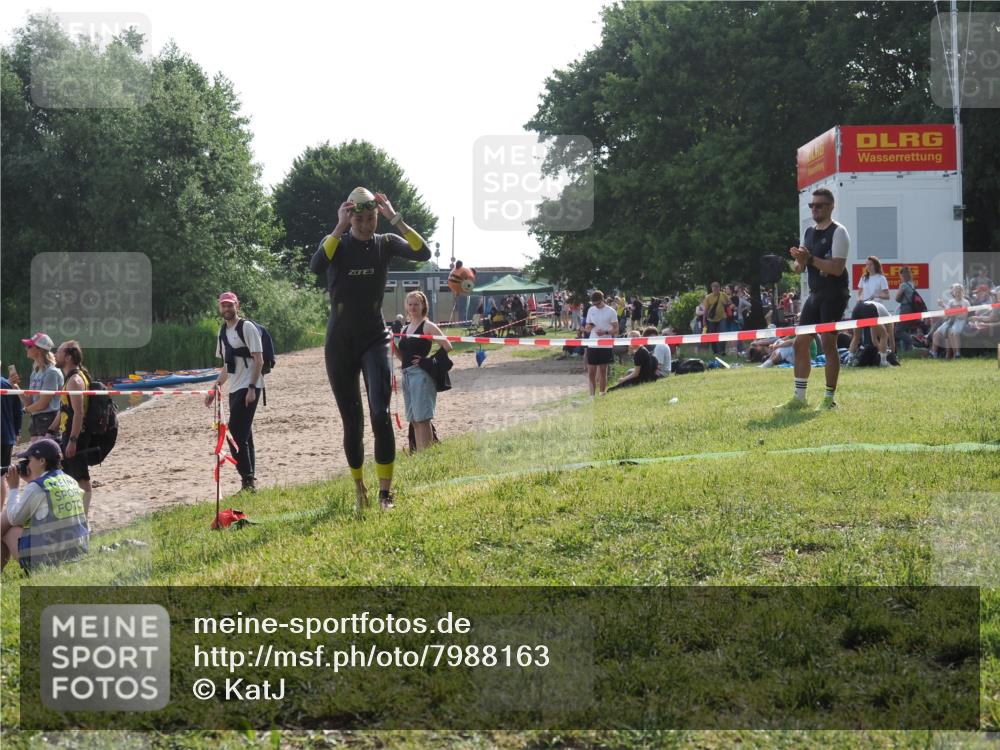 15.06.2025 - 27. Vierlanden-Triathlon KatJ http://msf.ph/oto/7988163 15.06.2025 09:05:08 Schwimmen 205, 238 meine-sportfotos.de