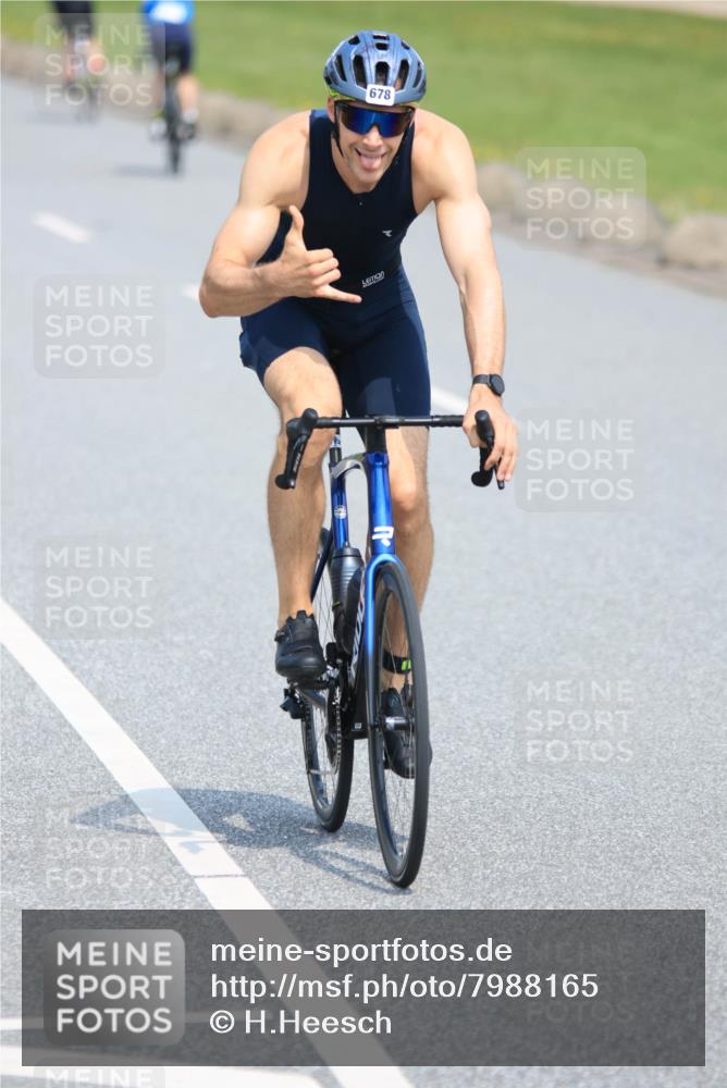 21.06.2025 - 27. Vierlanden-Triathlon H.Heesch http://msf.ph/oto/7988165 15.06.2025 11:40:35 Radfahren 206, 678, 760, 910 meine-sportfotos.de