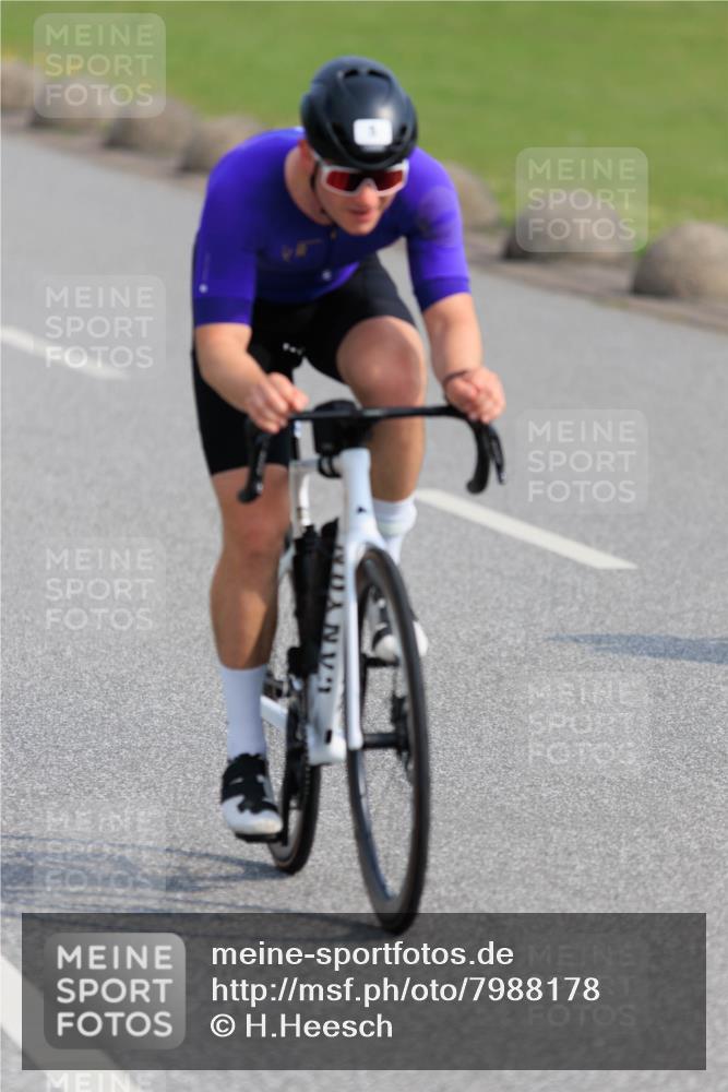 15.06.2025 - 27. Vierlanden-Triathlon H.Heesch http://msf.ph/oto/7988178 15.06.2025 09:20:40 Radfahren 5, 73, 88, 194 meine-sportfotos.de