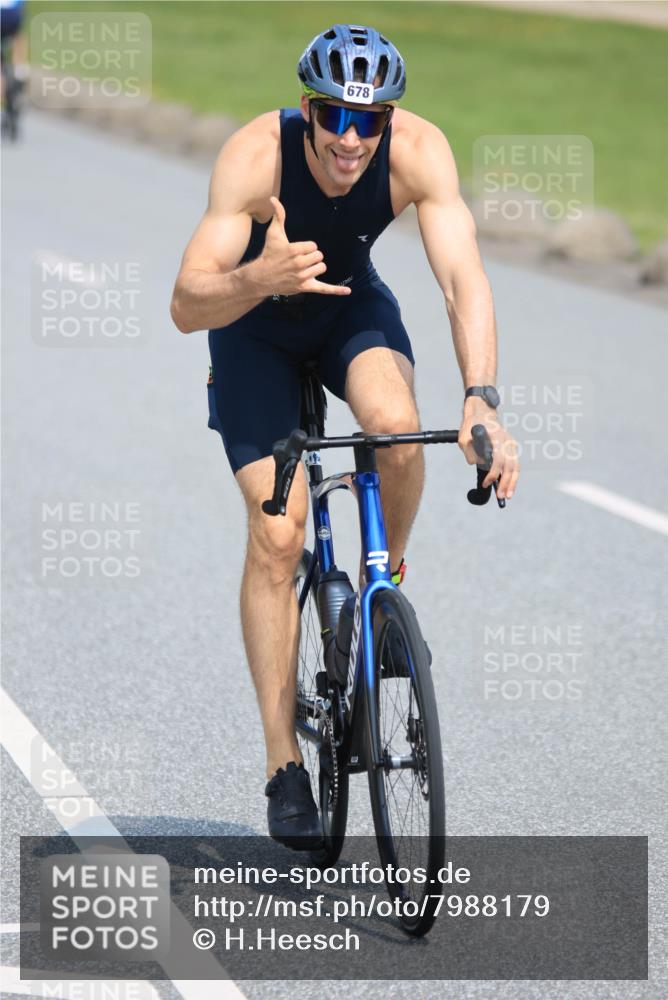 21.06.2025 - 27. Vierlanden-Triathlon H.Heesch http://msf.ph/oto/7988179 15.06.2025 11:40:35 Radfahren 206, 678, 760, 910 meine-sportfotos.de