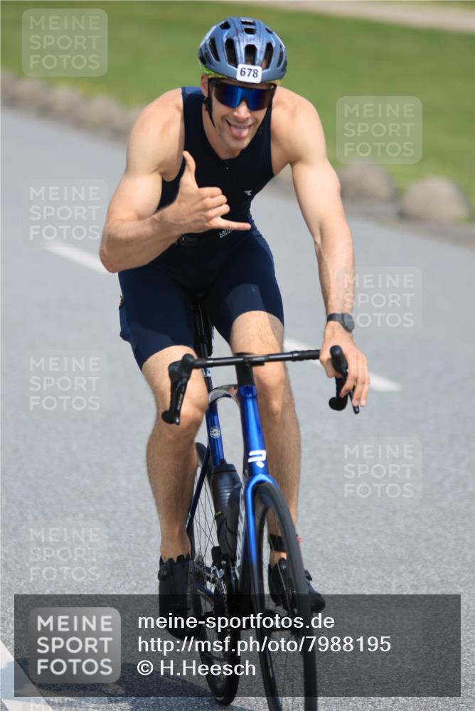 21.06.2025 - 27. Vierlanden-Triathlon H.Heesch http://msf.ph/oto/7988195 15.06.2025 11:40:36 Radfahren 206, 678, 760, 910 meine-sportfotos.de