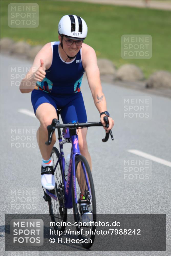 21.06.2025 - 27. Vierlanden-Triathlon H.Heesch http://msf.ph/oto/7988242 15.06.2025 11:41:41 Radfahren 657, 701 meine-sportfotos.de