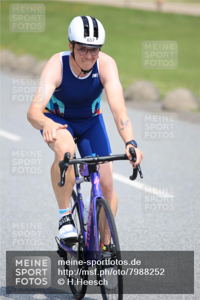 21.06.2025 - 27. Vierlanden-Triathlon H.Heesch http://msf.ph/oto/7988252 15.06.2025 11:41:41 Radfahren 657, 701 meine-sportfotos.de