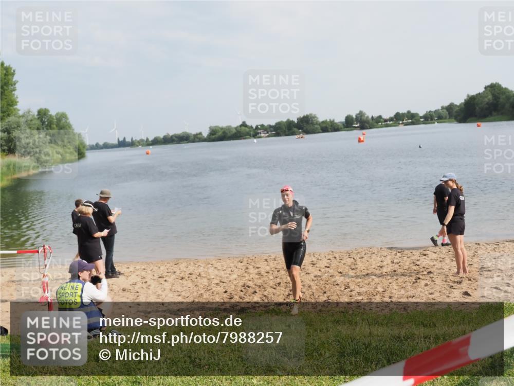 21.06.2025 - 27. Vierlanden-Triathlon MichiJ http://msf.ph/oto/7988257 15.06.2026 09:14:02 Schwimmen 198, 228 meine-sportfotos.de