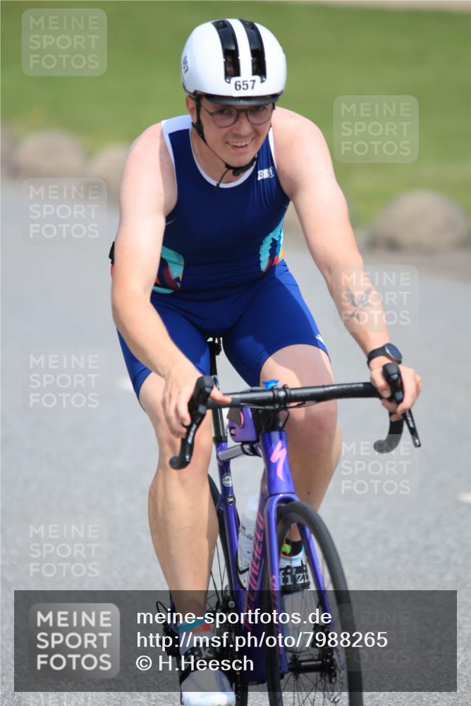 21.06.2025 - 27. Vierlanden-Triathlon H.Heesch http://msf.ph/oto/7988265 15.06.2025 11:41:41 Radfahren 657, 701 meine-sportfotos.de