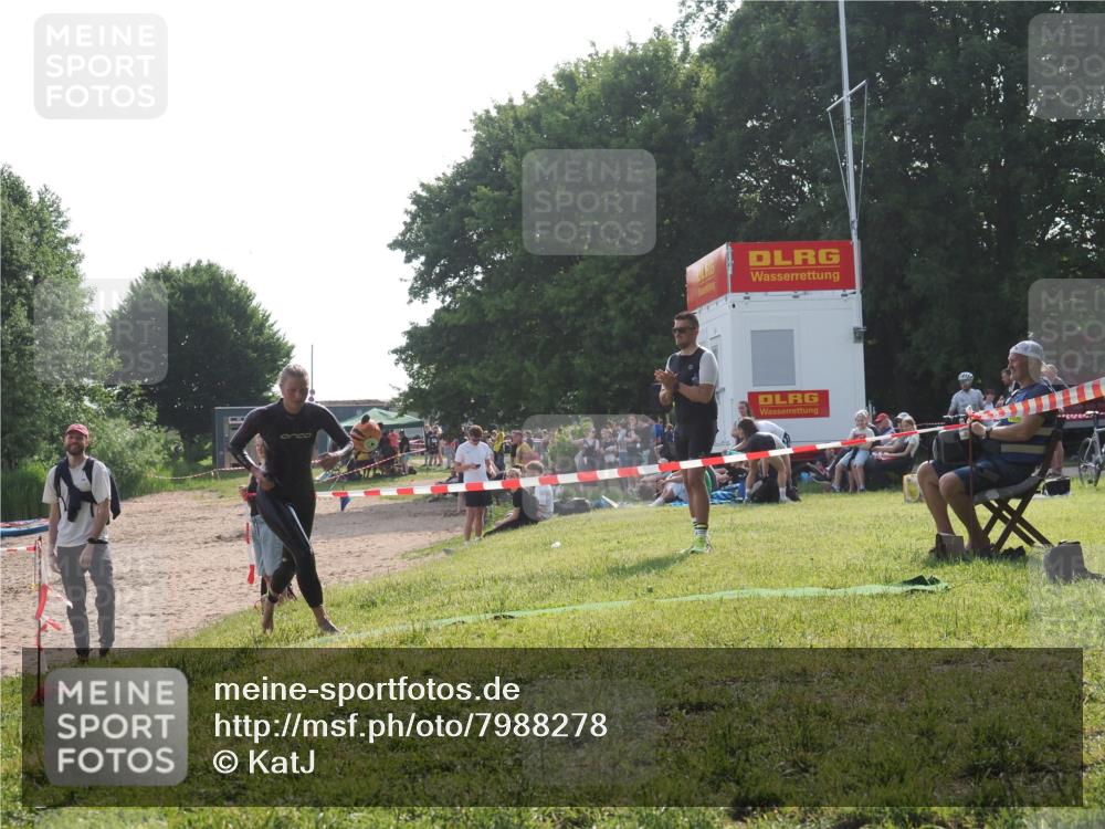 15.06.2025 - 27. Vierlanden-Triathlon KatJ http://msf.ph/oto/7988278 15.06.2025 09:05:19 Schwimmen 209, 221, 222 meine-sportfotos.de