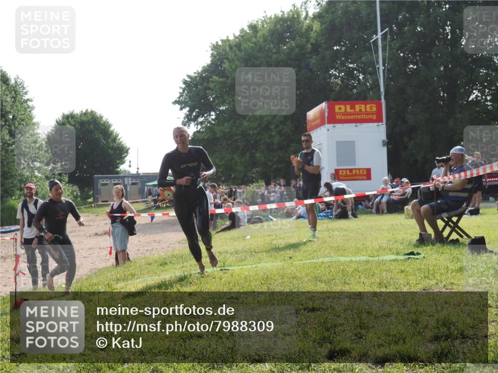15.06.2025 - 27. Vierlanden-Triathlon KatJ http://msf.ph/oto/7988309 15.06.2025 09:05:19 Schwimmen 209, 221, 222 meine-sportfotos.de