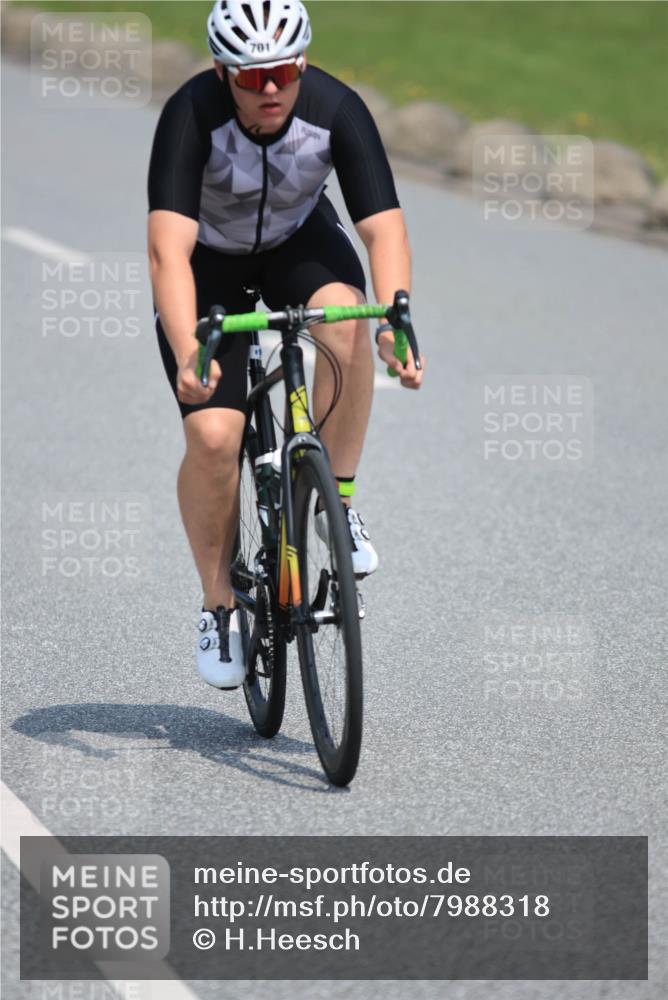 21.06.2025 - 27. Vierlanden-Triathlon H.Heesch http://msf.ph/oto/7988318 15.06.2025 11:41:47 Radfahren 646, 701 meine-sportfotos.de