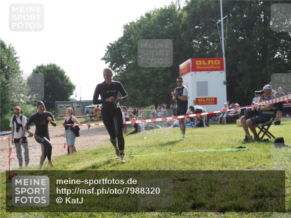 15.06.2025 - 27. Vierlanden-Triathlon KatJ http://msf.ph/oto/7988320 15.06.2025 09:05:20 Schwimmen 209, 221, 222 meine-sportfotos.de