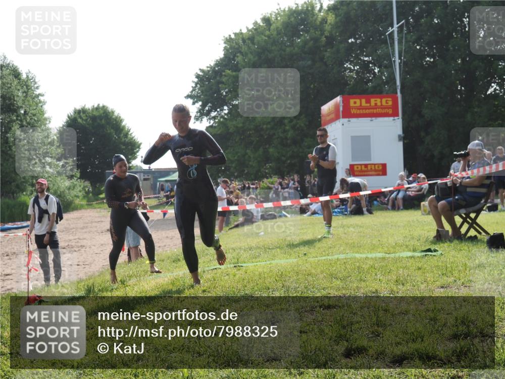 15.06.2025 - 27. Vierlanden-Triathlon KatJ http://msf.ph/oto/7988325 15.06.2025 09:05:20 Schwimmen 209, 221, 222 meine-sportfotos.de