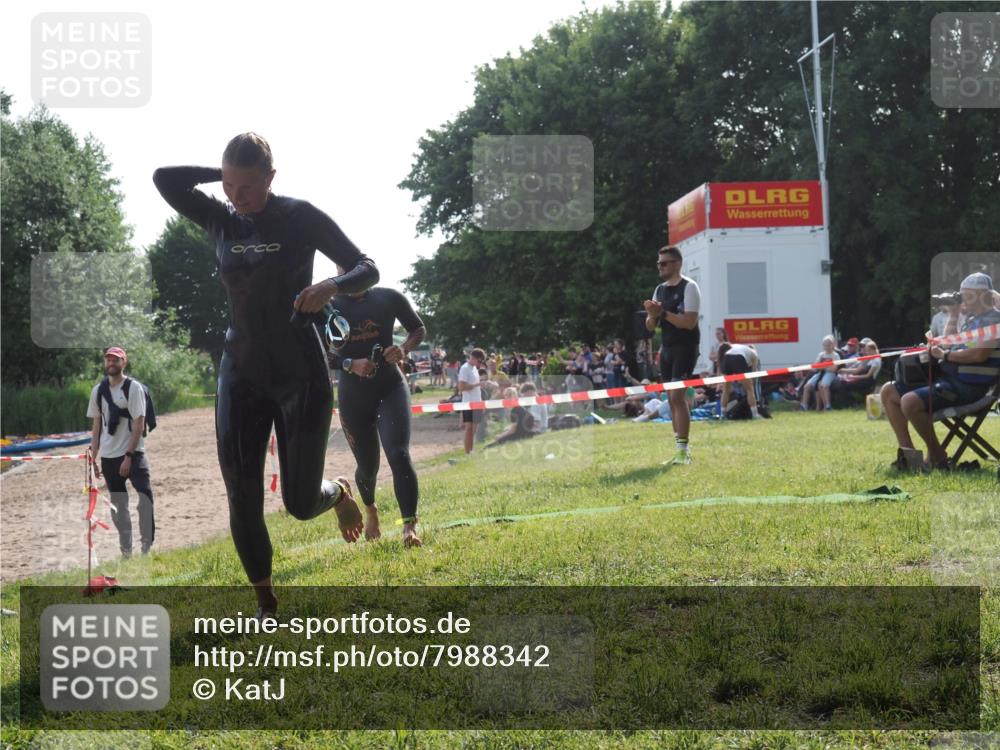 15.06.2025 - 27. Vierlanden-Triathlon KatJ http://msf.ph/oto/7988342 15.06.2025 09:05:21 Schwimmen 209, 221, 222 meine-sportfotos.de