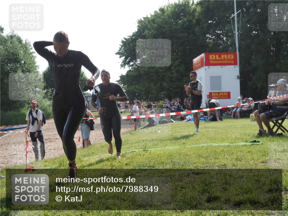 15.06.2025 - 27. Vierlanden-Triathlon KatJ http://msf.ph/oto/7988349 15.06.2025 09:05:21 Schwimmen 209, 221, 222 meine-sportfotos.de
