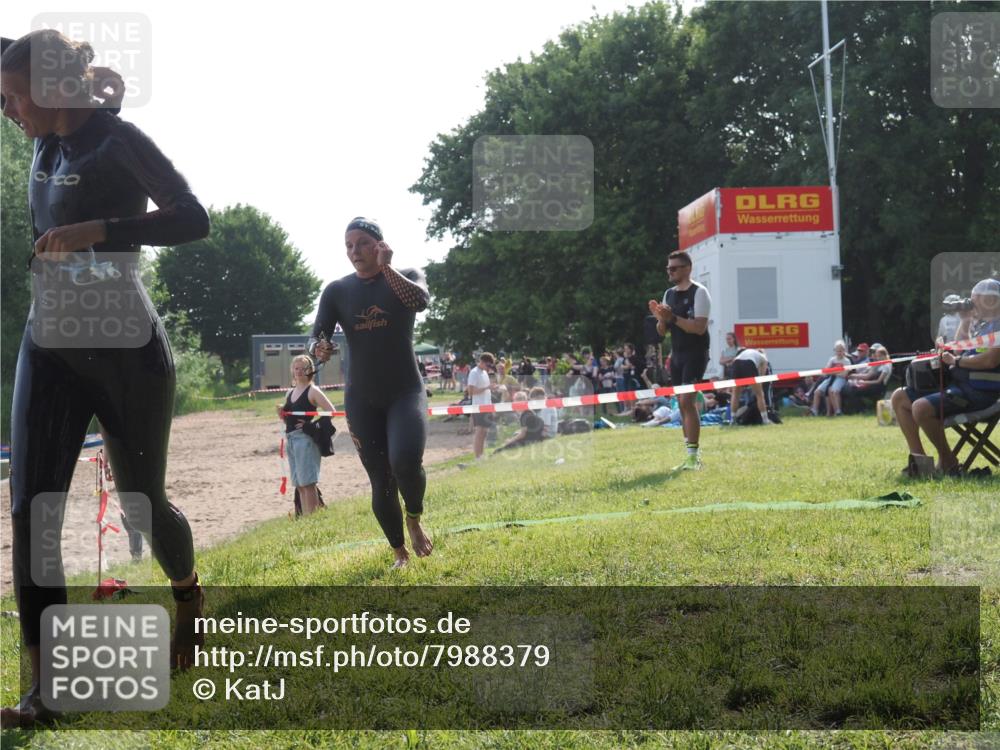 15.06.2025 - 27. Vierlanden-Triathlon KatJ http://msf.ph/oto/7988379 15.06.2025 09:05:21 Schwimmen 209, 221, 222 meine-sportfotos.de