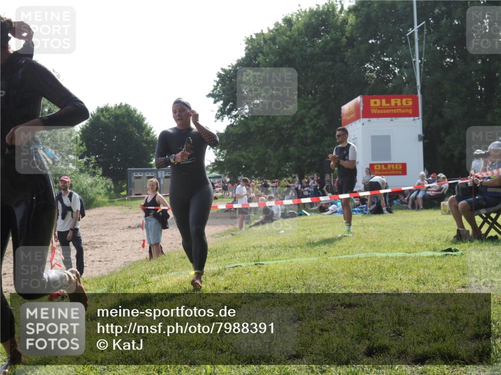 15.06.2025 - 27. Vierlanden-Triathlon KatJ http://msf.ph/oto/7988391 15.06.2025 09:05:21 Schwimmen 209, 221, 222 meine-sportfotos.de