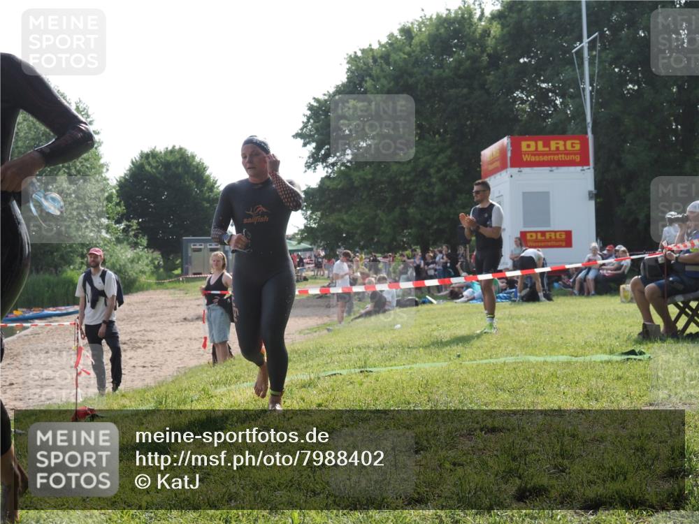 15.06.2025 - 27. Vierlanden-Triathlon KatJ http://msf.ph/oto/7988402 15.06.2025 09:05:21 Schwimmen 209, 221, 222 meine-sportfotos.de