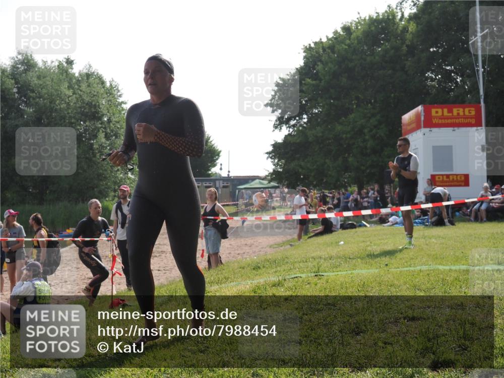 15.06.2025 - 27. Vierlanden-Triathlon KatJ http://msf.ph/oto/7988454 15.06.2025 09:05:22 Schwimmen 209, 221, 222 meine-sportfotos.de