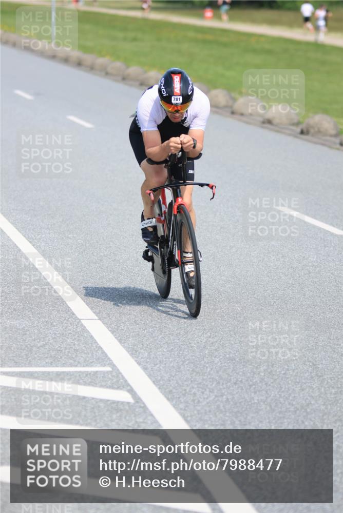 21.06.2025 - 27. Vierlanden-Triathlon H.Heesch http://msf.ph/oto/7988477 15.06.2025 11:42:46 Radfahren 217, 697, 781, 862 meine-sportfotos.de