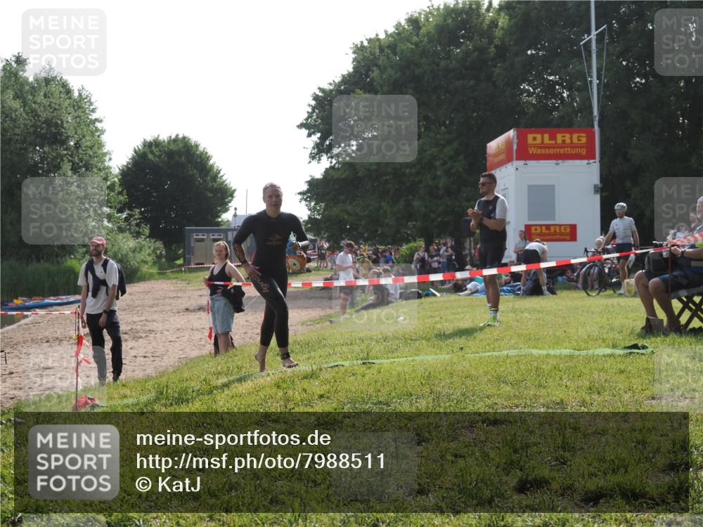 15.06.2025 - 27. Vierlanden-Triathlon KatJ http://msf.ph/oto/7988511 15.06.2025 09:05:24 Schwimmen 209, 221, 222 meine-sportfotos.de
