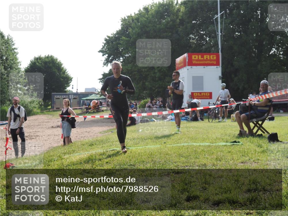 15.06.2025 - 27. Vierlanden-Triathlon KatJ http://msf.ph/oto/7988526 15.06.2025 09:05:24 Schwimmen 209, 221, 222 meine-sportfotos.de